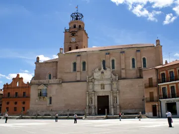 Plaza Mayor de la Hispanidad y Colegiata de San Antolín de Medina del Campo Plaza Mayor de la Hispanidad y Colegiata de San Antolín de Medina del Campo