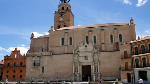 Plaza Mayor de la Hispanidad y Colegiata de San Antolín de Medina del Campo Plaza Mayor de la Hispanidad y Colegiata de San Antolín de Medina del Campo