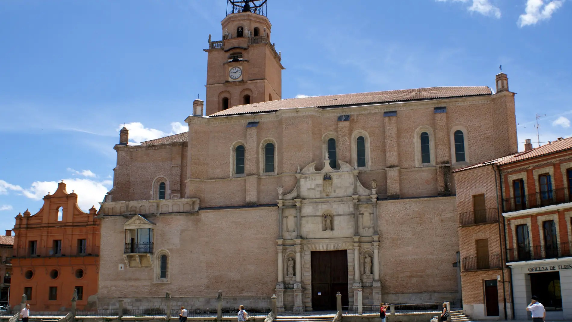 Plaza Mayor de la Hispanidad y Colegiata de San Antolín de Medina del Campo