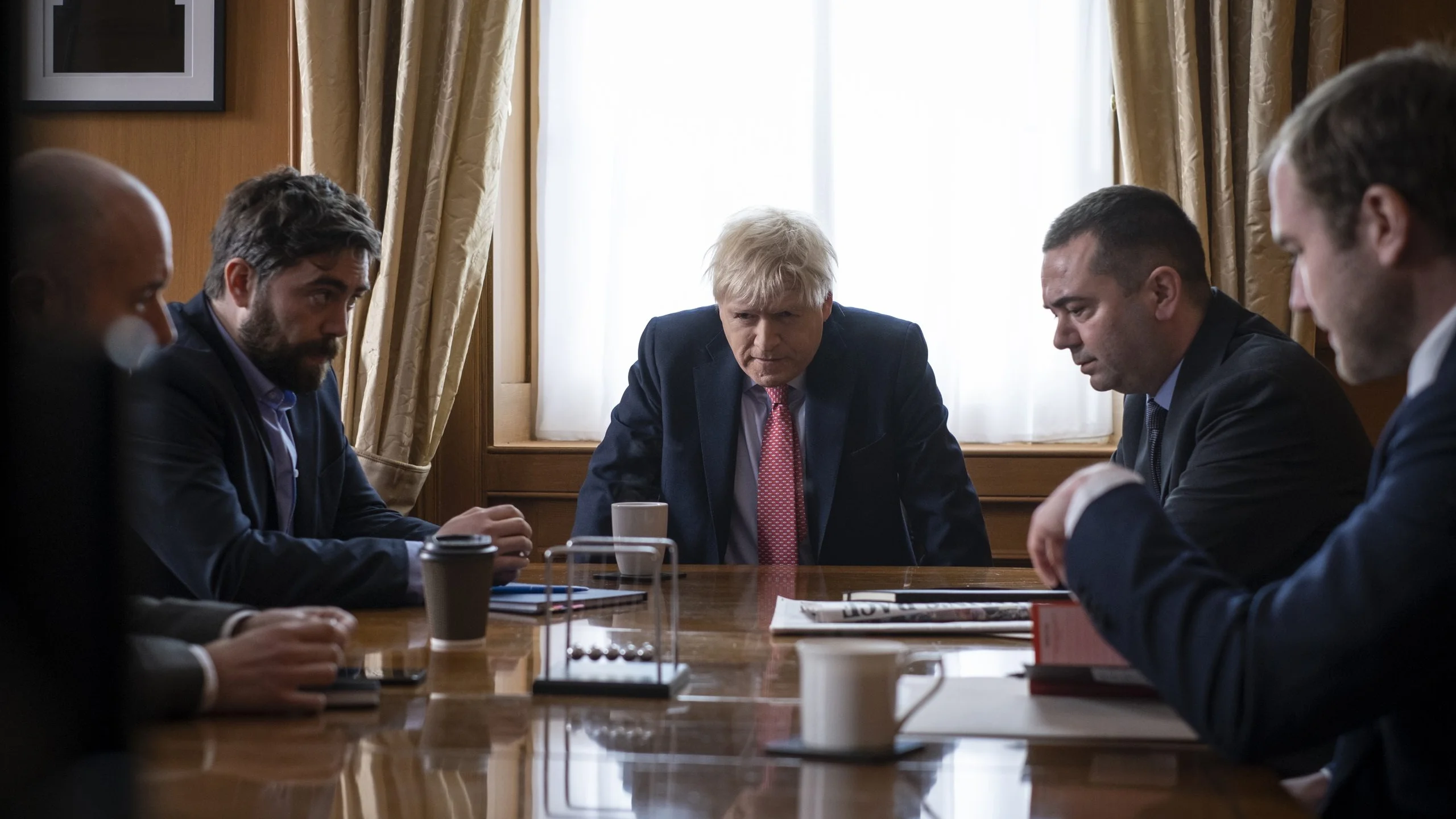 Movistar Plus+ estrena 'This England', la serie que recrea los inquietantes bandazos de Boris Johnson durante el inicio de la pandemia