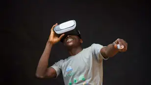 Un hombre con gafas de realidad virtual