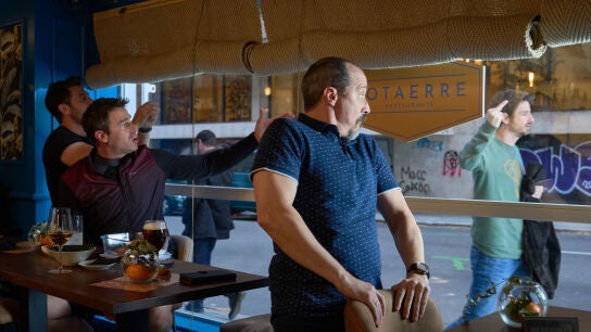 Las nuevas reglas de la sociedad dejarán al descubierto el patetismo de los cuatro protagonistas de 'Machos Alfa'.