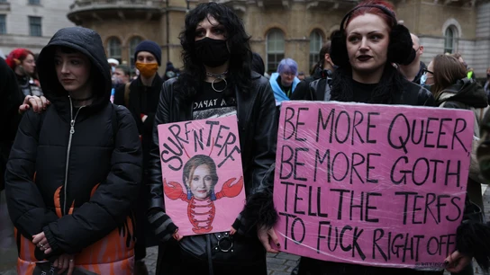 Manifestación contra la BBC en 2022: Trans Activism UK considera que la emisora tiene una agenda antitrans Manifestación contra la BBC en 2022: Trans Activism UK considera que la emisora tiene una agenda antitrans