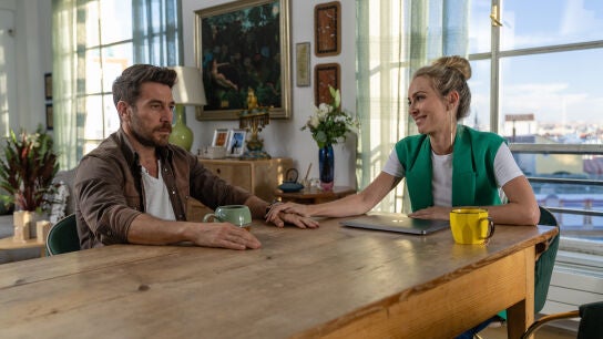 Raúl Tejón y Kira Miró en otra escena de la comedia de Alberto y Laura Caballero, 'Machos Alfa'.