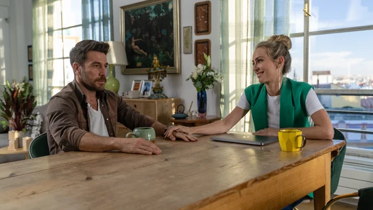 Raúl Tejón y Kira Miró en otra escena de la comedia de Alberto y Laura Caballero, 'Machos Alfa'. Raúl Tejón y Kira Miró en otra escena de la comedia de Alberto y Laura Caballero, 'Machos Alfa'.