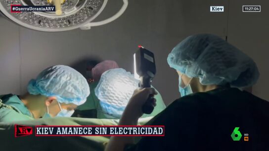 Cirug&iacute;as sin luz y con la linterna del m&oacute;vil: la cr&iacute;tica situaci&oacute;n hospitalaria de Kiev
