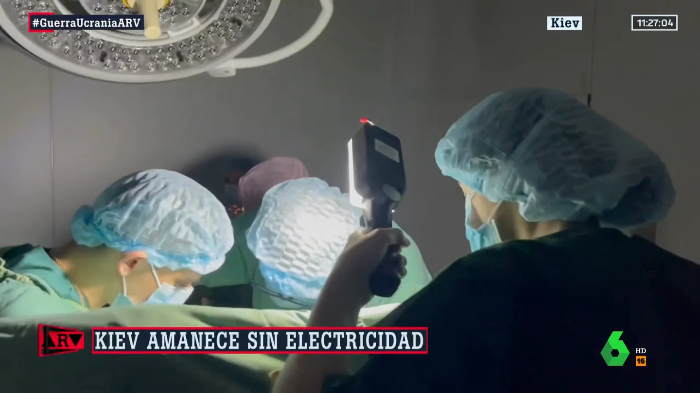 Cirugías sin luz y con la linterna del móvil: la crítica situación hospitalaria de Kiev Cirugías sin luz y con la linterna del móvil: la crítica situación hospitalaria de Kiev