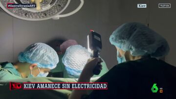 Cirugías sin luz y con la linterna del móvil: la crítica situación hospitalaria de Kiev