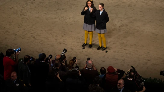 Dos niñas de San Ildefonso en el sorteo de la Lotería de Navidad de 2018 Dos niñas de San Ildefonso en el sorteo de la Lotería de Navidad de 2018