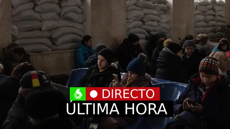 Guerra Ucrania Rusia, en directo | Varios ciudadanos ucranianos esperan abordar un tren de evacuación, en Kherson, en el sur de Ucrania.