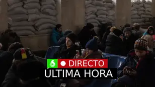 Guerra Ucrania Rusia, en directo | Varios ciudadanos ucranianos esperan abordar un tren de evacuación, en Kherson, en el sur de Ucrania.