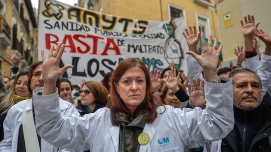 Varias personas grita al paso del tour de la precariedad que miembros del sindicato Amyts Varias personas grita al paso del tour de la precariedad que miembros del sindicato Amyts
