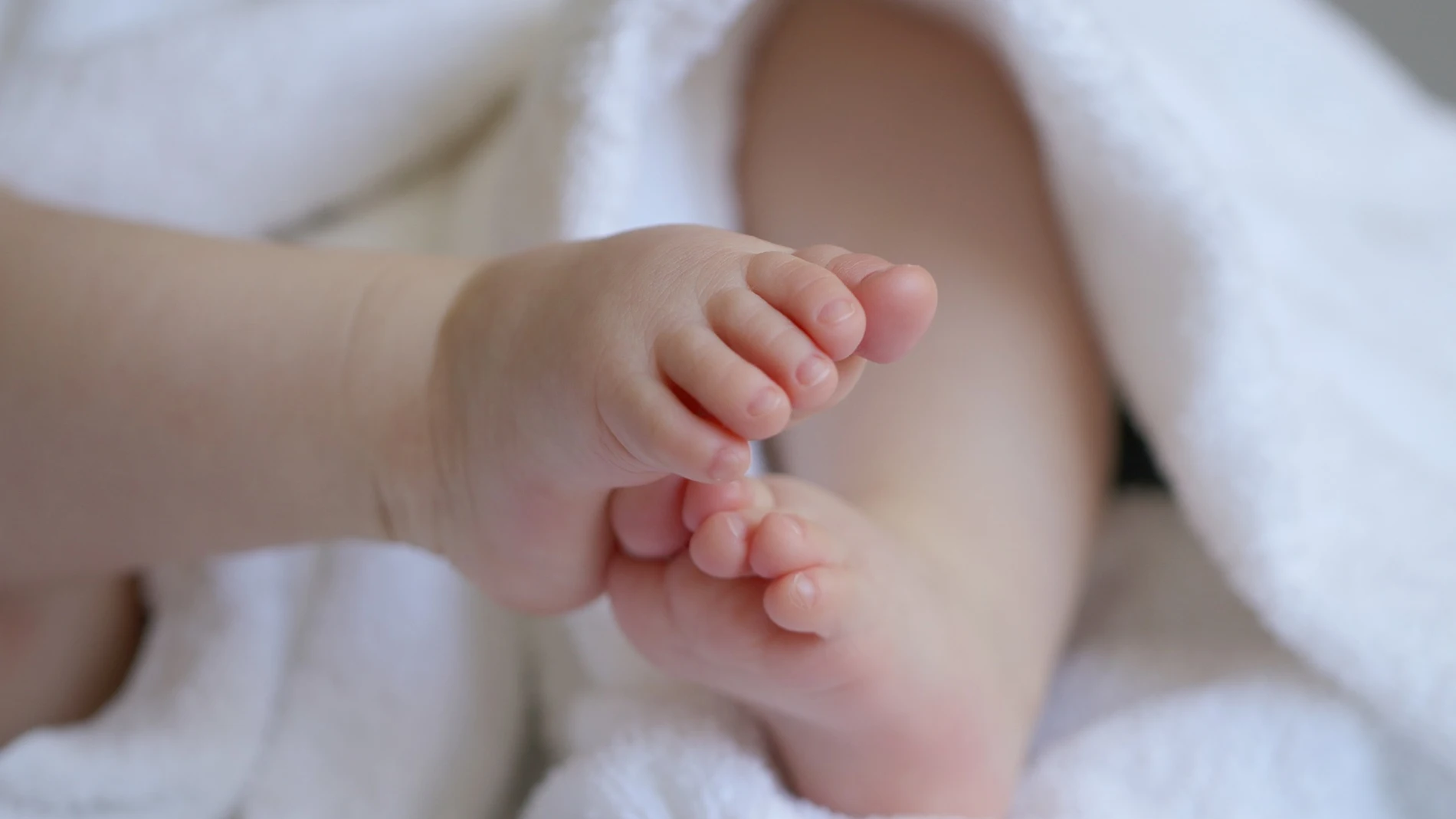 Pies de un bebé en una imagen de archivo.