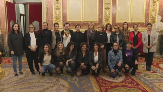 Diputadas posan en los pasillos del Congreso contra la violencia política Diputadas posan en los pasillos del Congreso contra la violencia política