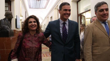 María Jesús Montero y Pedro Sánchez, juntos en los pasillos del Congreso de los Diputados