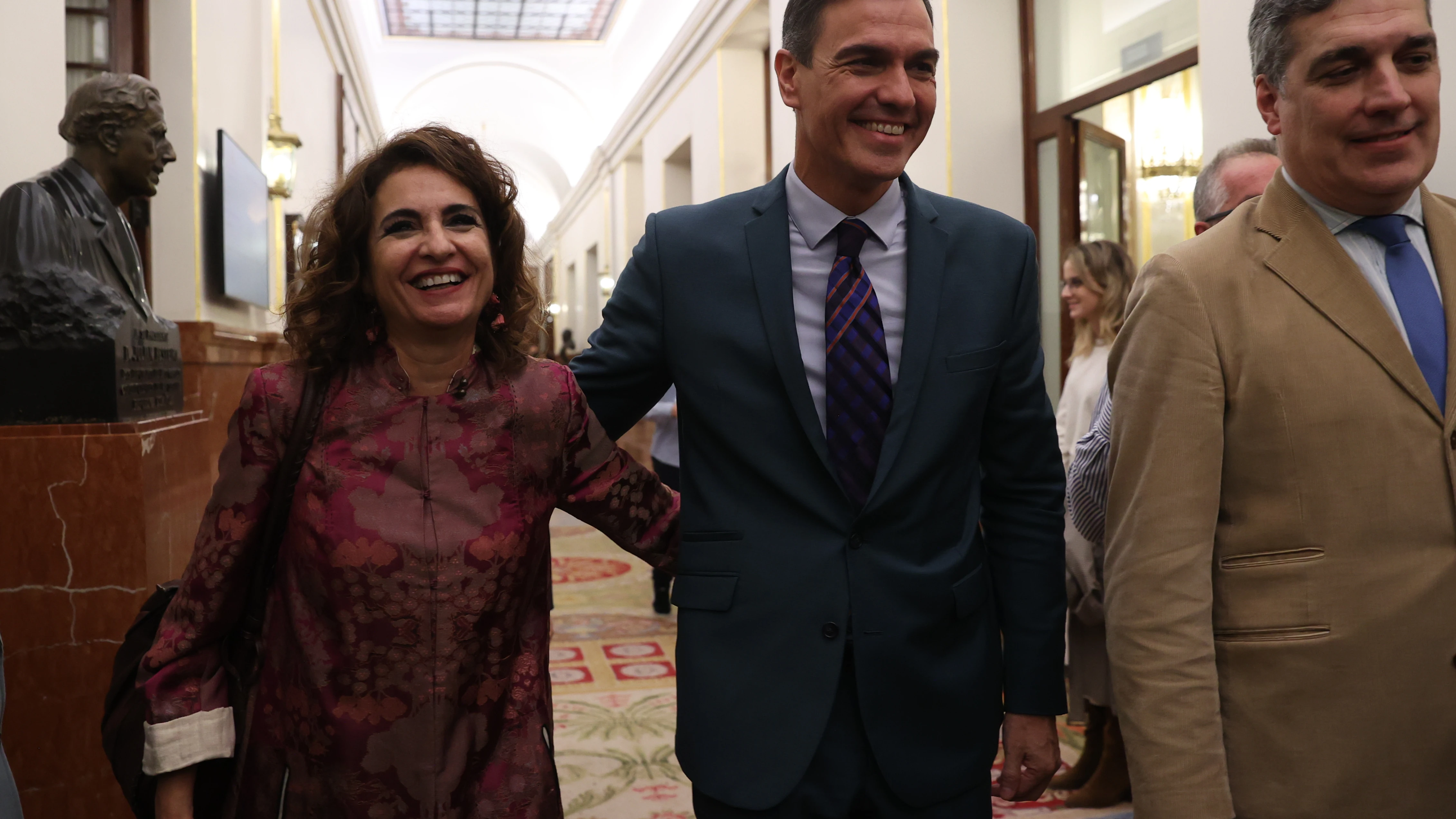 María Jesús Montero y Pedro Sánchez, juntos en los pasillos del Congreso de los Diputados