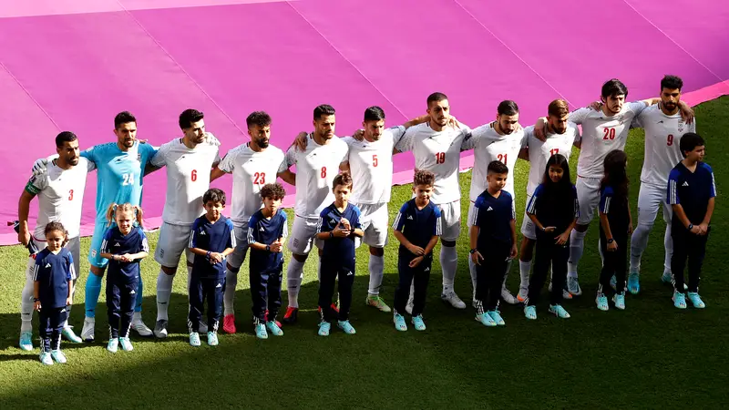 Los jugadores de Irán cantan el himno nacional
