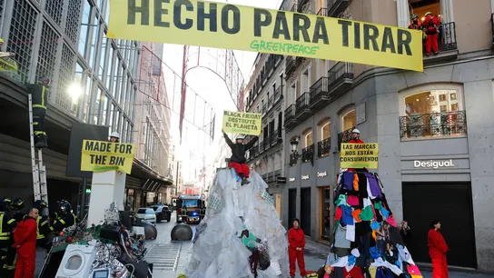 Imágenes de los activistas subidos a montañas de basura en la madrileña plaza de Callao. Imágenes de los activistas subidos a montañas de basura en la madrileña plaza de Callao.