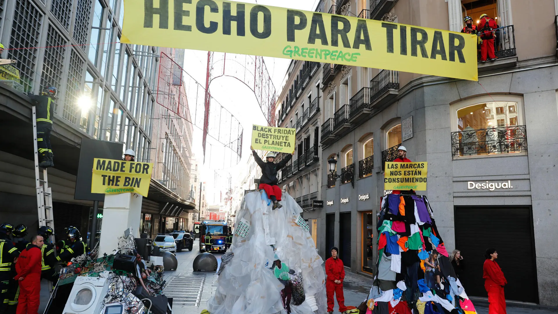 Imágenes de los activistas subidos a montañas de basura en la madrileña plaza de Callao.