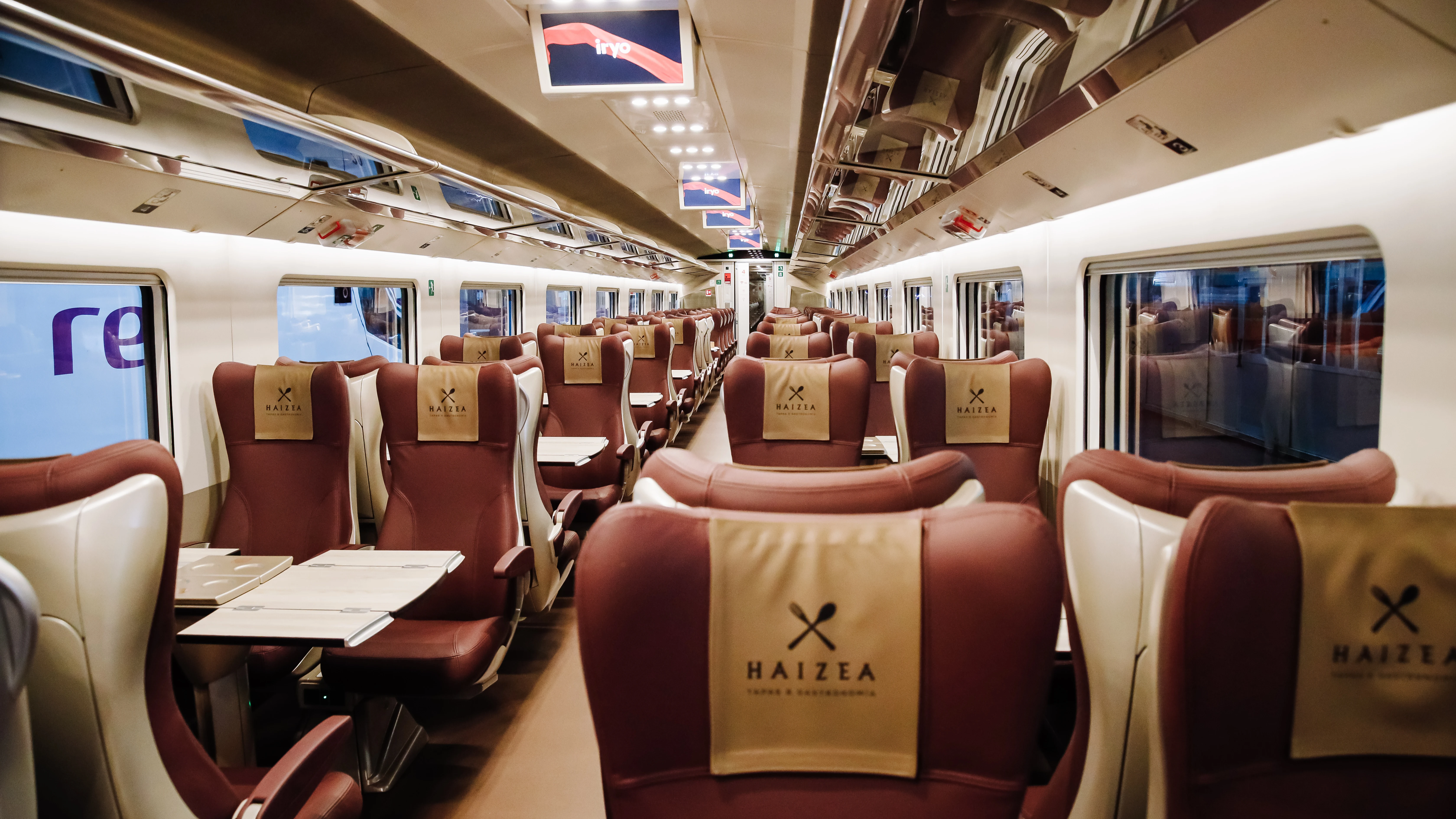 Interior de uno de los trenes de la operadora Iryo.