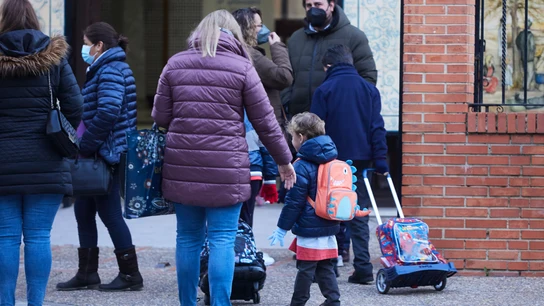 Una madre deja a su hijo en la puerta del colegio. Una madre deja a su hijo en la puerta del colegio.