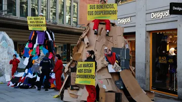 Varios activistas de Greenpeace protestan por el consumismo del 'Black Friday'.