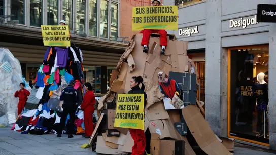 Varios activistas de Greenpeace protestan por el consumismo del 'Black Friday'. Varios activistas de Greenpeace protestan por el consumismo del 'Black Friday'.