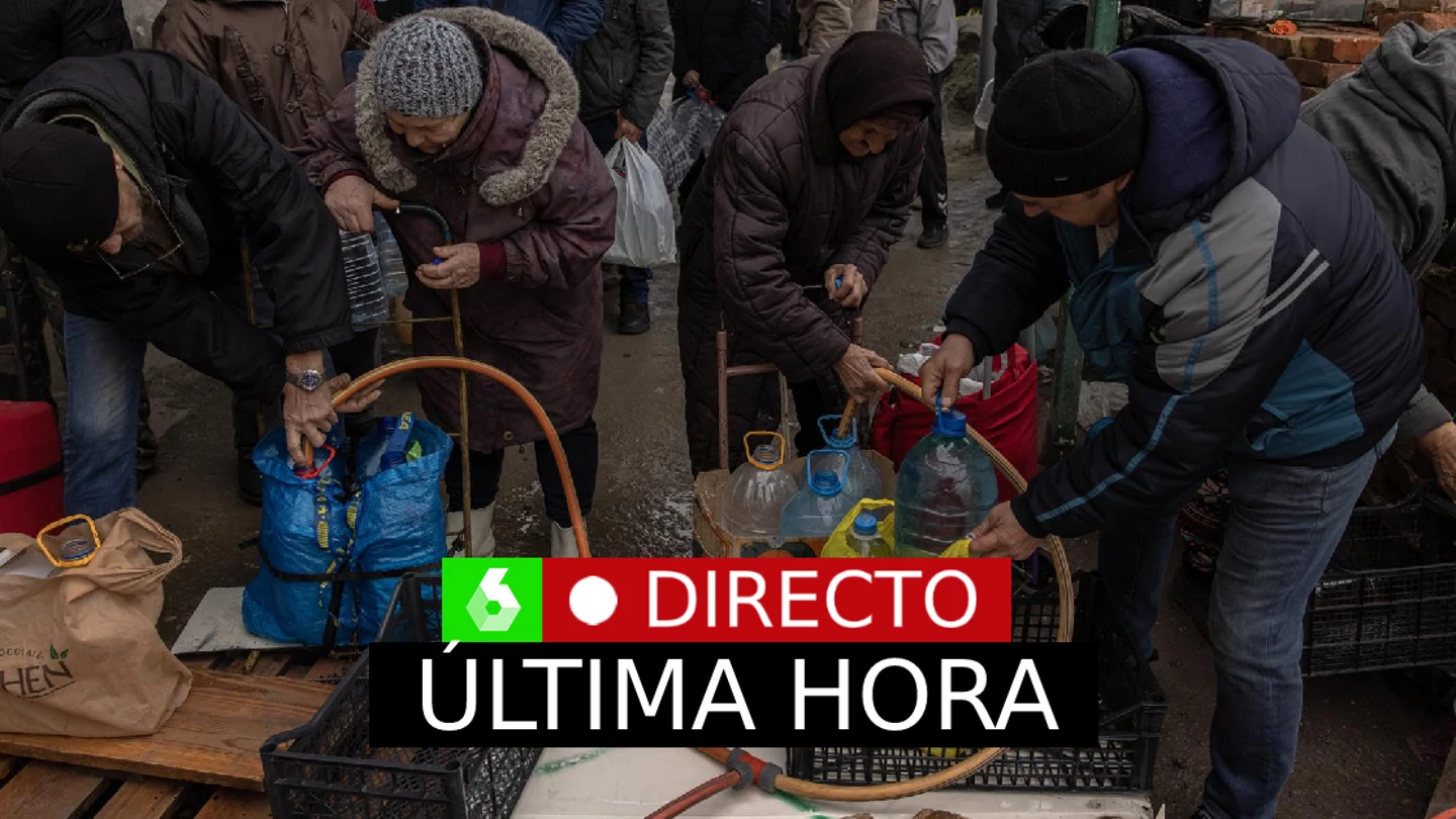 Guerra Ucrania Rusia, en directo | La gente llena botellas con agua potable de un pozo, en Kherson, sur de Ucrania, el 24 de noviembre de 2022. Guerra Ucrania Rusia, en directo | La gente llena botellas con agua potable de un pozo, en Kherson, sur de Ucrania, el 24 de noviembre de 2022.