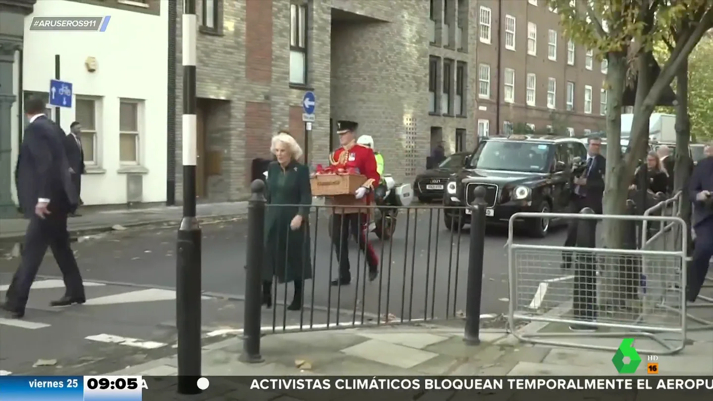 La reina Camilla dona los ositos Paddington con los que el pueblo británico homenajeó a Isabel II La reina Camilla dona los ositos Paddington con los que el pueblo británico homenajeó a Isabel II