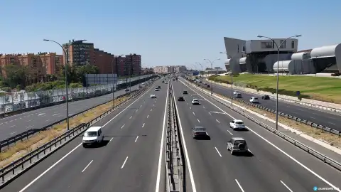 Sanción por adelantamiento indebido Coches circulando por la autovía