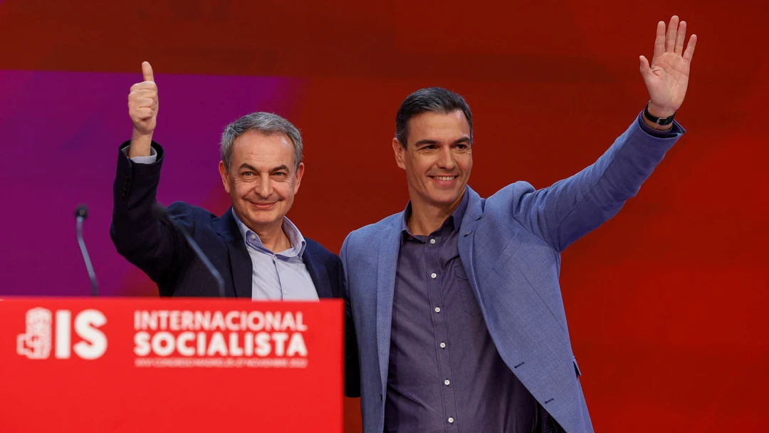 El presidente del Gobierno, Pedro Sánchez, junto al expresidente José Luis Rodríguez Zapatero