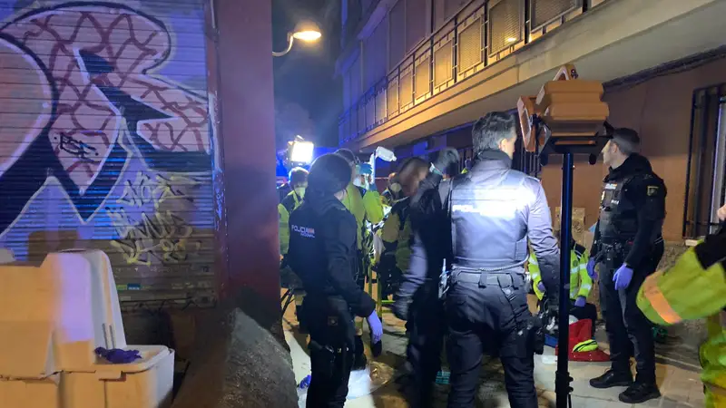 Efectivos de la Policía y de Emergencias Madrid, tras la agresión ocurrida en la Latina