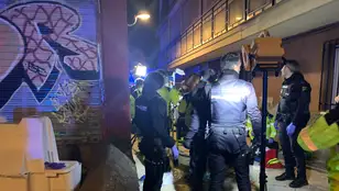 Efectivos de la Policía y de Emergencias Madrid, tras la agresión ocurrida en la Latina
