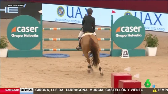 El momento de la caía de la infanta Elena en la 'Madrid Horse Week' El momento de la caía de la infanta Elena en la 'Madrid Horse Week'