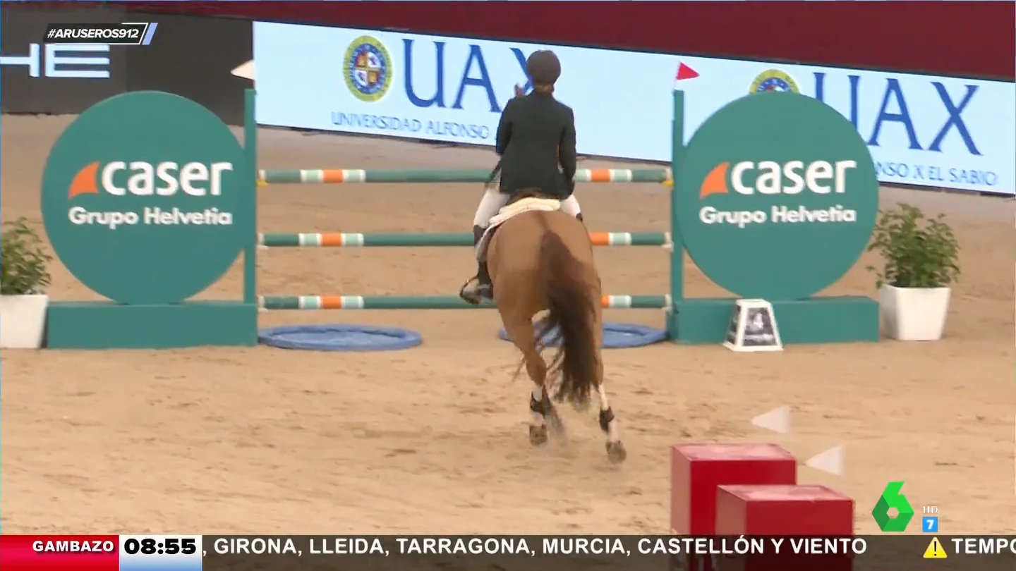 El momento de la caía de la infanta Elena en la 'Madrid Horse Week' El momento de la caía de la infanta Elena en la 'Madrid Horse Week'