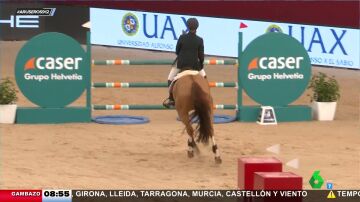 El momento de la caía de la infanta Elena en la 'Madrid Horse Week'