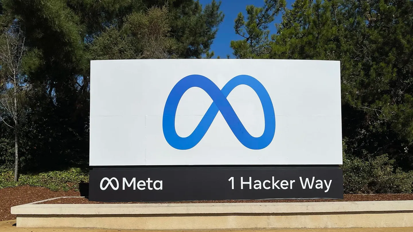 Cartel con el logotipo de Meta frente a la sede de la matriz de Facebook en Menlo Park, California Cartel con el logotipo de Meta frente a la sede de la matriz de Facebook en Menlo Park, California