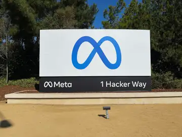 Cartel con el logotipo de Meta frente a la sede de la matriz de Facebook en Menlo Park, California