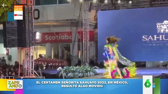 El impactante momento en el que una concursante de un certamen de belleza se electrocuta en directo El impactante momento en el que una concursante de un certamen de belleza se electrocuta en directo
