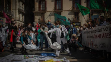 Varias personas protestan a en la plaza Sant Jaume durante una jornada de huelga general de la sanidad, a 10 de marzo de 2021.