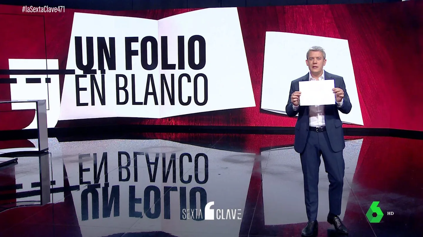 Rodrigo Blázquez sostiene un folio en blanco Rodrigo Blázquez sostiene un folio en blanco