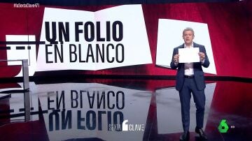 Rodrigo Blázquez sostiene un folio en blanco