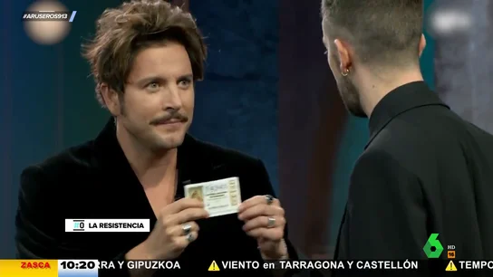 Manuel Carrasco se venga de David Broncano: este fue su original y sutil regalo al presentador Manuel Carrasco se venga de David Broncano: este fue su original y sutil regalo al presentador