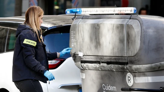 Una agente de los Mossos d'Esquadra realiza su trabajo en la calle Casanova con Avenida de Roma Una agente de los Mossos d'Esquadra realiza su trabajo en la calle Casanova con Avenida de Roma