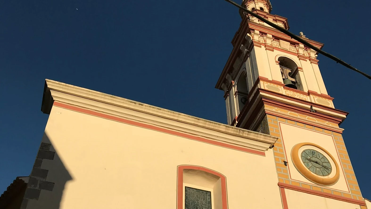 Un pueblo de Valencia rompe relaciones con su cura por sus sermones machistas y homófobos: "Incita a que las mujeres seamos sumisas"