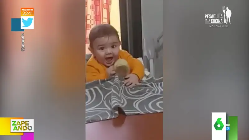 La tierna reacción de un bebé cuando consigue atrapar la barra de pan