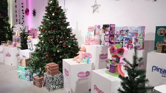 Muñecos de las diferentes marcas de la compañía Famosa, en una tienda de juguetes Muñecos de las diferentes marcas de la compañía Famosa, en una tienda de juguetes