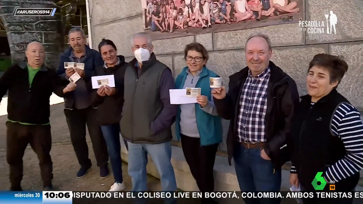 Un anónimo regala un décimo de la lotería de Navidad a cada vecino de una pequeña aldea de Galicia Un anónimo regala un décimo de la lotería de Navidad a cada vecino de una pequeña aldea de Galicia