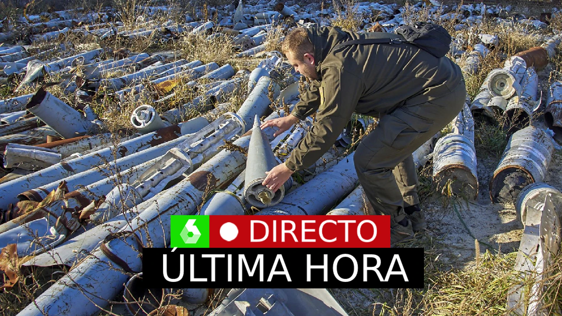 Guerra Ucrania Rusia, en directo: observa los misiles usados que se recolectaron después de los bombardeos y se presentan como evidencia de los bombardeos rusos contra objetivos civiles, en Kharkiv, Ucrania.