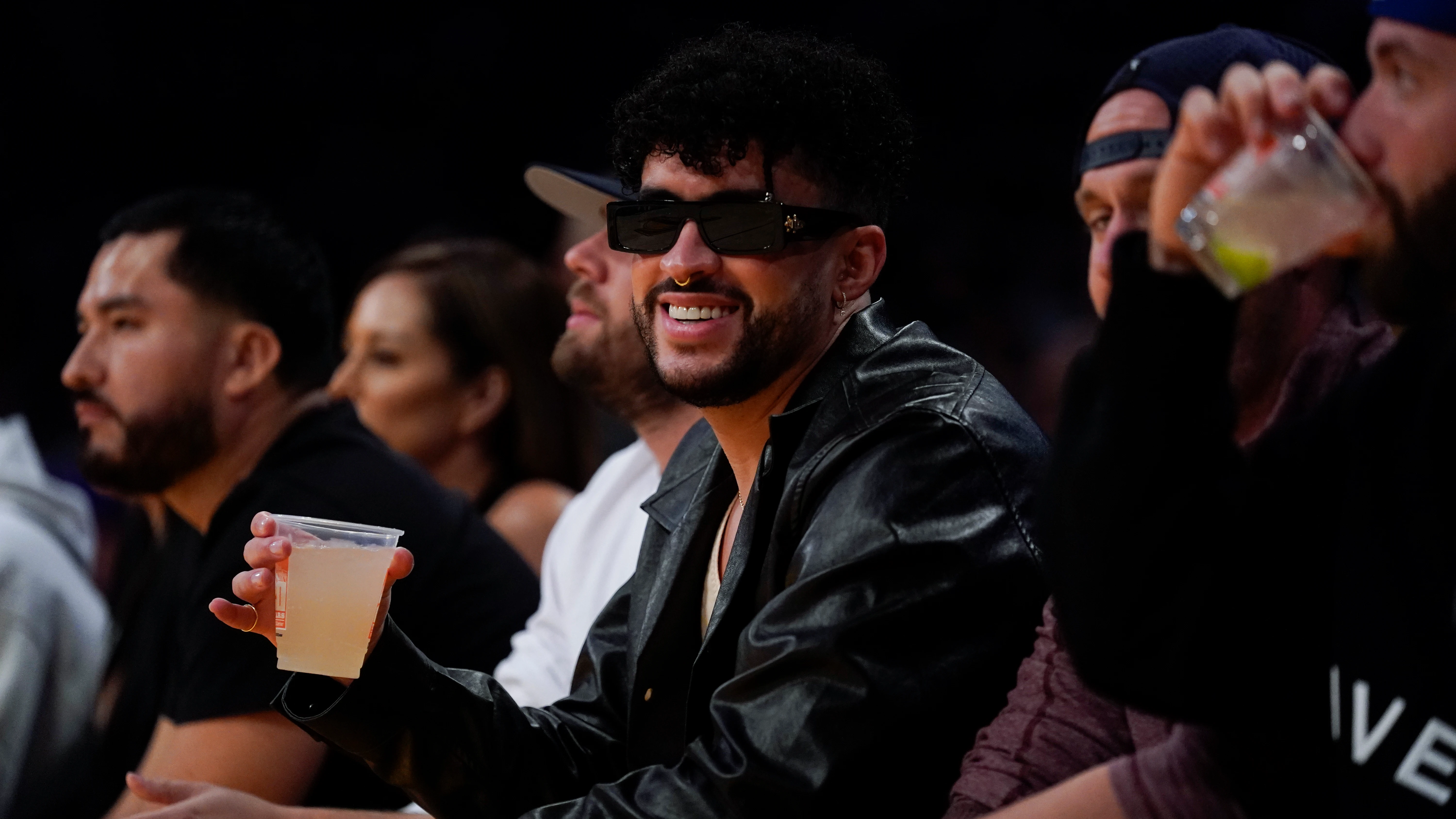 El artista Bad Bunny, durante un partido de los Lakers